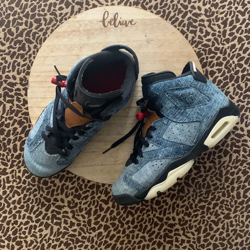 Jordans size 6 youth which fits a size 7 1/2  in women.